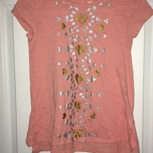 I’m selling this shirt that has a peach color